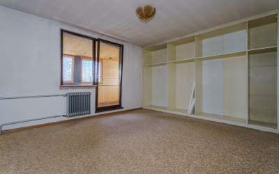 Sonniges Wohnen mit enormen Grundstück, Wohnhaus und XXL-Garage für Werkstättle, Carport oder kleines Lager