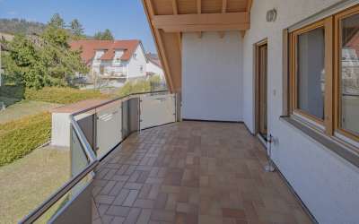 Viel Platz für Moderne, Helligkeit und besonderes Wohnen auf einem enormen Grundstück: das gibt es nicht alle Tage!