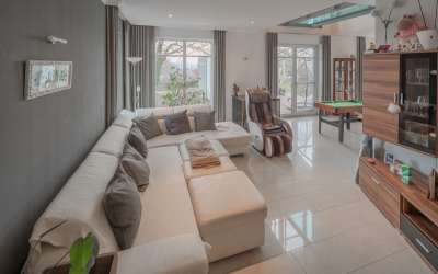 Hier ist Ihr Platz für das besondere Wohnen: mediterranes Villa auf dem Weg zum Bodensee