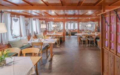 Gemütliches Hotel in idealer Ausgangslage für Motorrad fahren, Wandern, Ski, Mountainbiking und Golf