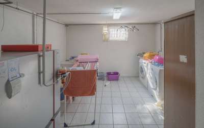 Viel Platz für Moderne, Helligkeit und besonderes Wohnen auf einem enormen Grundstück: das gibt es nicht alle Tage!