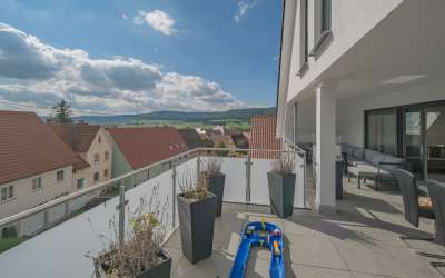 Sonniges und enormes Penthouse mit Heubergpanorama