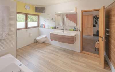 Wohnen und Arbeiten unter einem Dach - Wohnhaus mit Halle in Spaichingen!