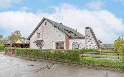 Großzügiges Zweifamilienhaus mit Einliegerwohnung in Geislingen-Binsdorf
