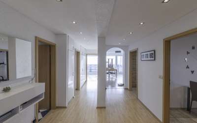 Top renovierte und moderne 4,5-Zimmer-Penthousewohnung mit Blick über die Stadt