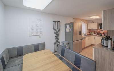 Wenn da nicht die Sonne aufgeht: großzügiges 2 Familienhaus in markanter Halbhöhenlage, mit viel Charme und Licht