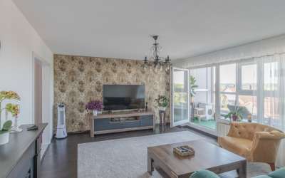 Neu renovierte 3,5-Zimmer-Eigentumswohnung mit Sonnenbalkon und Wintergarten