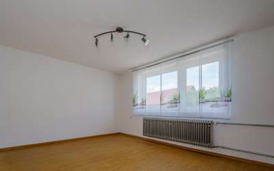 Sonniges Wohnen mit enormen Grundstück, Wohnhaus und XXL-Garage für Werkstättle, Carport oder kleines Lager