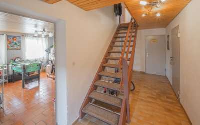 Wenn da nicht die Sonne aufgeht: großzügiges 2 Familienhaus in markanter Halbhöhenlage, mit viel Charme und Licht