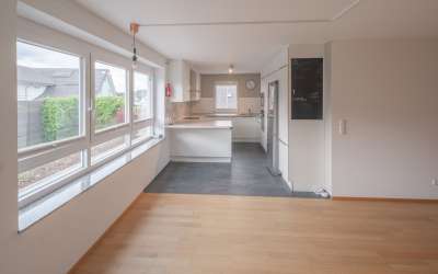 Sofort frei - Moderne 4,5 Zimmer-Eigentumswohnung mit Balkon, Terrasse und Gartenanteil