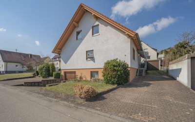 Viel Platz für Moderne, Helligkeit und besonderes Wohnen auf einem enormen Grundstück: das gibt es nicht alle Tage!