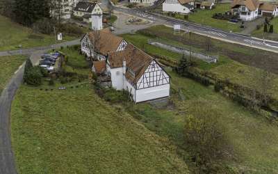 Drei traditionelle Bauernhäuser mit viel Platz