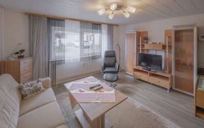 Viel Platz für Sonne und Gemütlichkeit: Einfamilienhaus mit ganz schön Platz und drei Einliegerwohnungen