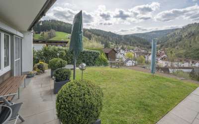 Sonniger Platz für Rendite und Ertrag: das klug aufgeteilte 3 Familienhaus am Stadtrand