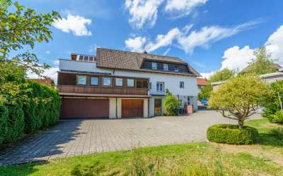 Sonniges Wohnen mit enormen Grundstück, Wohnhaus und XXL-Garage für Werkstättle, Carport oder kleines Lager