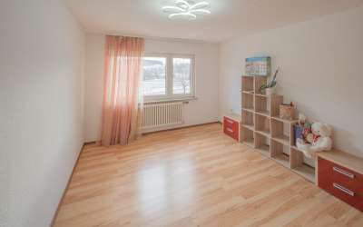 Wenn da nicht die Sonne aufgeht: großzügiges 2 Familienhaus in markanter Halbhöhenlage, mit viel Charme und Licht