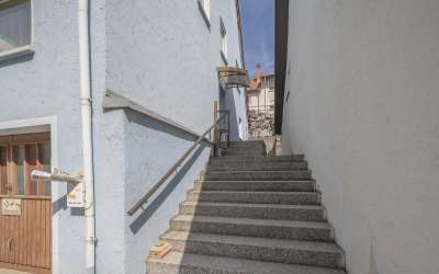 Sonnig und idyllisch: das freistehende Haus am Stadtrand, mit kurzen Wegen in die Stadt