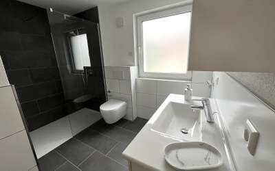 Modernes Wohnen mit Stil – barrierefrei, zentral und dennoch ruhig: 2,5 Zimmer Eigentumswohnung mit Komfort und schick