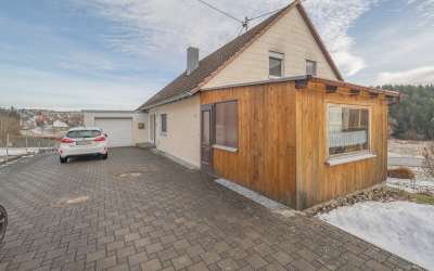 Wenn da nicht die Sonne aufgeht: großzügiges 2 Familienhaus in markanter Halbhöhenlage, mit viel Charme und Licht