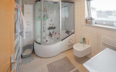 Wenn da nicht die Sonne aufgeht: großzügiges 2 Familienhaus in markanter Halbhöhenlage, mit viel Charme und Licht