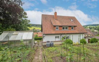 Hier können Sie sofort einziehen - komplett renoviertes Zweifamilienhaus