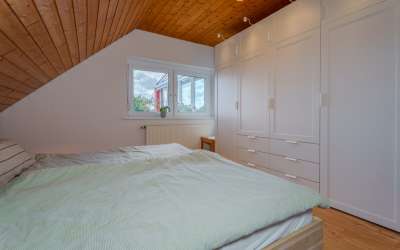 Sonniges Wohnen mit enormen Grundstück, Wohnhaus und XXL-Garage für Werkstättle, Carport oder kleines Lager