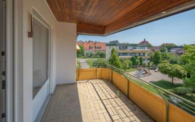 Stilvolle 2,5 Zimmer Eigentumswohnung mit großem Balkon und neuer Einbauküche