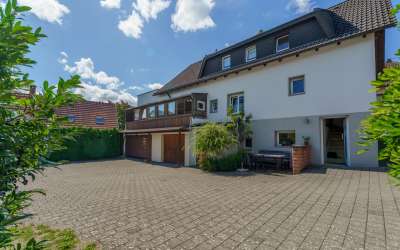 Sonniges Wohnen mit enormen Grundstück, Wohnhaus und XXL-Garage für Werkstättle, Carport oder kleines Lager