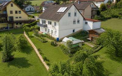 Wenn da nicht die Sonne aufgeht: großzügiges 2 Familienhaus in markanter Halbhöhenlage, mit viel Charme und Licht
