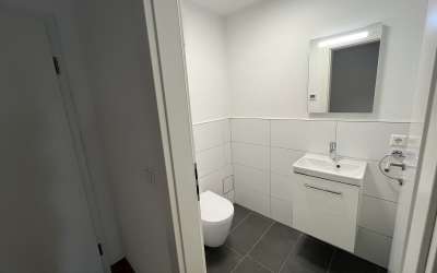 Modernes Wohnen mit Stil – barrierefrei, zentral und dennoch ruhig: 2,5 Zimmer Eigentumswohnung mit Komfort und schick