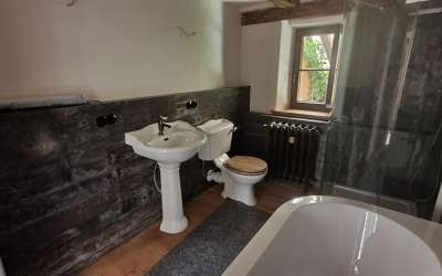 Gemütliches Bauernhaus mit einer Scheune