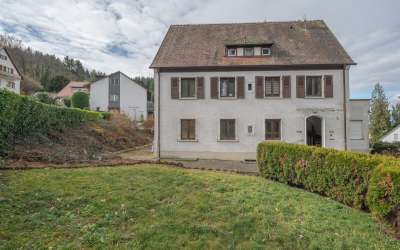 Das charmante Dreifamilienhaus am Ortsrand mit kurzen Wegen ins Grüne und einer enormen Aussicht