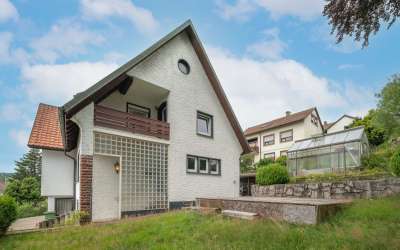Hier können Sie sofort einziehen - komplett renoviertes Zweifamilienhaus