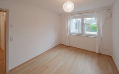 Sofort frei - Moderne 4,5 Zimmer-Eigentumswohnung mit Balkon, Terrasse und Gartenanteil