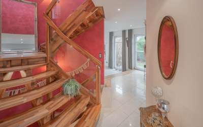 Hier ist Ihr Platz für das besondere Wohnen: mediterranes Villa auf dem Weg zum Bodensee