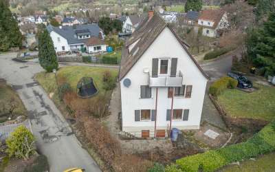 Das charmante Dreifamilienhaus am Ortsrand mit kurzen Wegen ins Grüne und einer enormen Aussicht