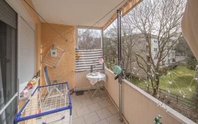 Zeit für einen Tapetenwechsel: sonnenverwöhnte 2-Zimmer-Eigentumswohnung mit sonnigem Balkon