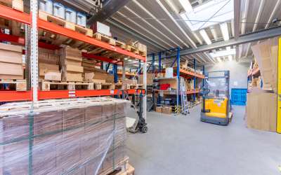 Repräsentatives Verwaltungsgebäude mit Produktionsflächen und Lager