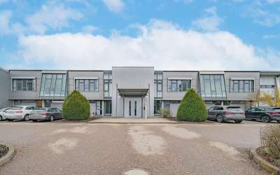 Sonniges, markantes Gewerbeanlageobjekt mit Potential und jungem Baujahr