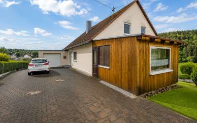 Wenn da nicht die Sonne aufgeht: großzügiges 2 Familienhaus in markanter Halbhöhenlage, mit viel Charme und Licht