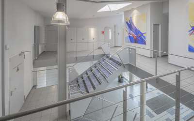 Sonniges, markantes Gewerbeanlageobjekt mit Potential und jungem Baujahr