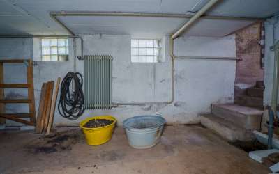 Sonniges Wohnen mit enormen Grundstück, Wohnhaus und XXL-Garage für Werkstättle, Carport oder kleines Lager