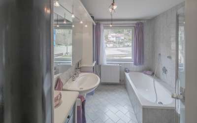 Hier beginnt Lebensqualität - Wohnen im Grünen! Platz für 2-3 Generationen, oder zum Vermieten.