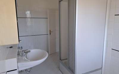 Hier ist viel Platz für Romantik und ländliche Idylle: neu modernisierte 4 Zimmer Wohnung mit Chick und Charme