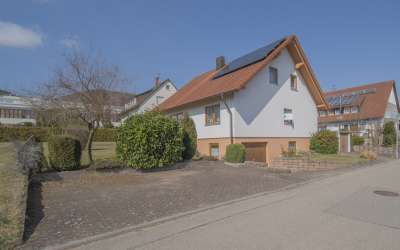 Viel Platz für Moderne, Helligkeit und besonderes Wohnen auf einem enormen Grundstück: das gibt es nicht alle Tage!