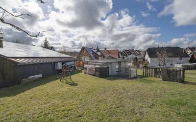 Das sonnige Grundstück in beliebten und familiären, ländlichen Ortsteil