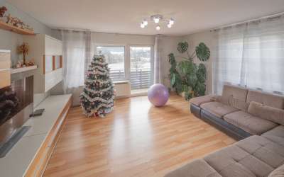 Wenn da nicht die Sonne aufgeht: großzügiges 2 Familienhaus in markanter Halbhöhenlage, mit viel Charme und Licht