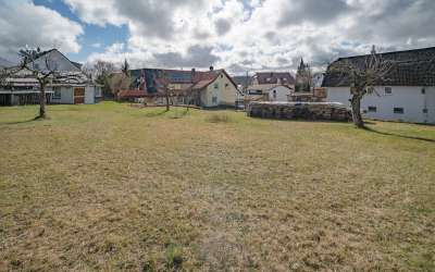 Das sonnige Grundstück in beliebten und familiären, ländlichen Ortsteil