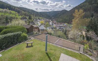 Sonniger Platz für Rendite und Ertrag: das klug aufgeteilte 3 Familienhaus am Stadtrand