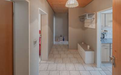 Zeit für einen Tapetenwechsel: sonnenverwöhnte 2-Zimmer-Eigentumswohnung mit sonnigem Balkon